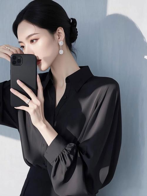 女黑色衬衣怎么搭配