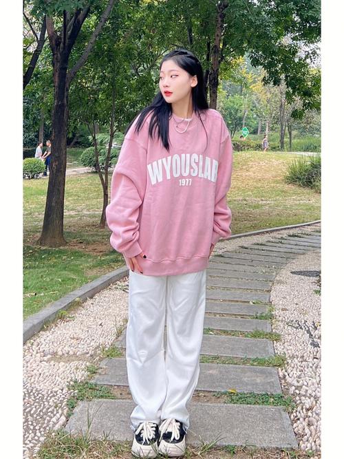 粉红色卫衣怎么搭配