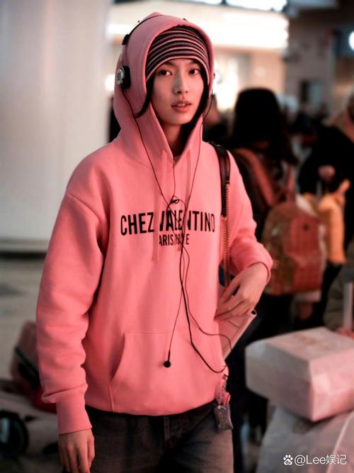 粉红色卫衣怎么搭配