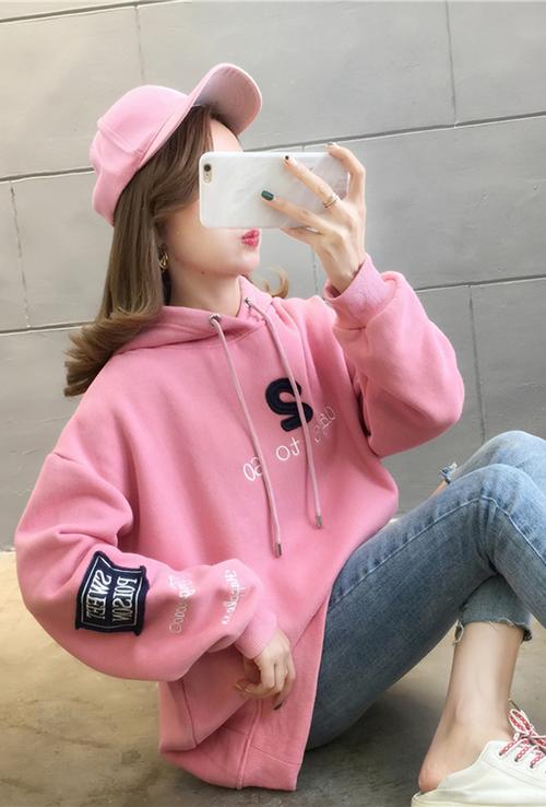 粉红色卫衣怎么搭配