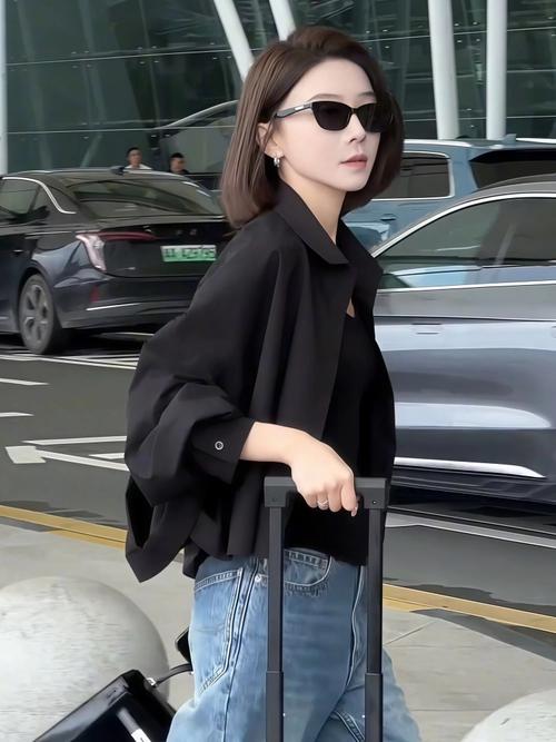 女黑色衬衫怎么搭配图片