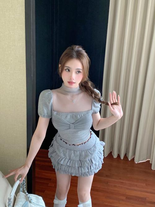 网纱泡泡袖上衣怎么搭配