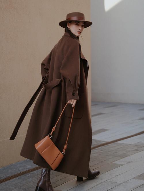 巧克力色羊绒大衣怎么搭配