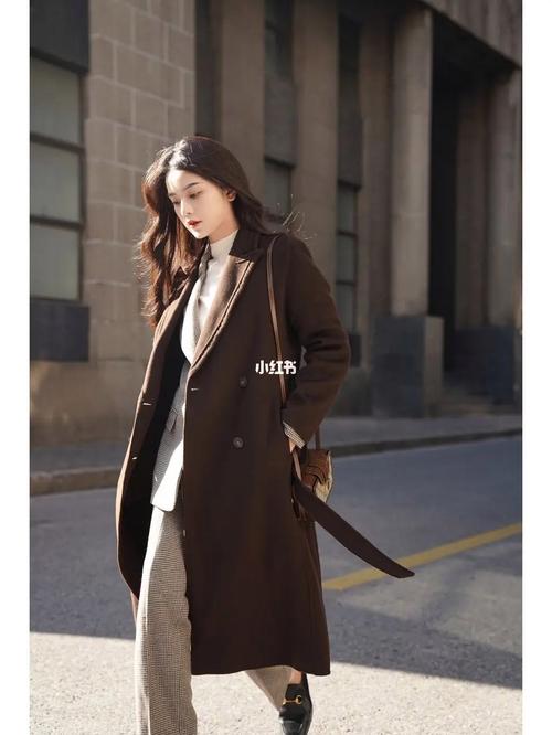 巧克力色羊绒大衣怎么搭配