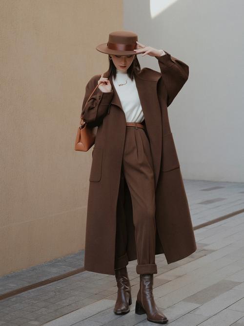 巧克力色羊绒大衣怎么搭配