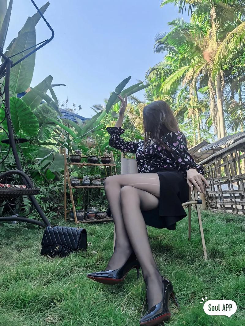 高跟鞋与短裙怎么搭配