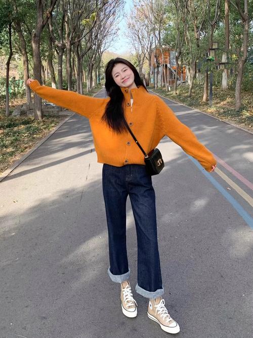 橘色外套配什么裤子