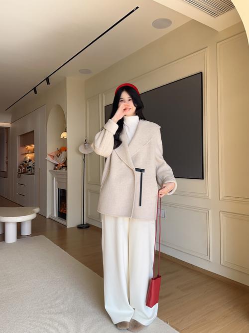 领口大的大衣怎么搭配