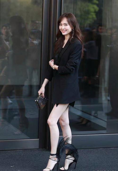 黑色中筒高跟鞋怎么搭配