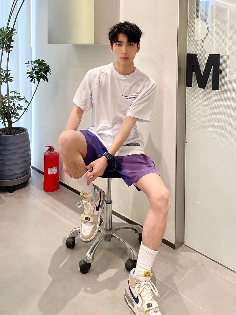 二十二岁男生怎么搭配衣服