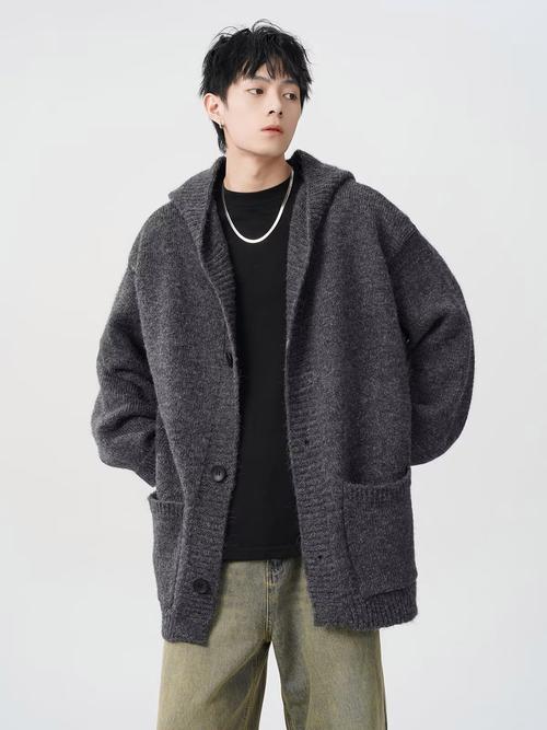 男大v领毛衣内搭怎么搭配