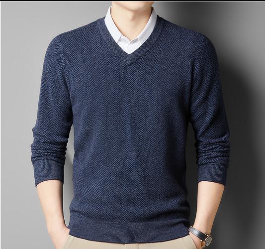 男大v领毛衣内搭怎么搭配