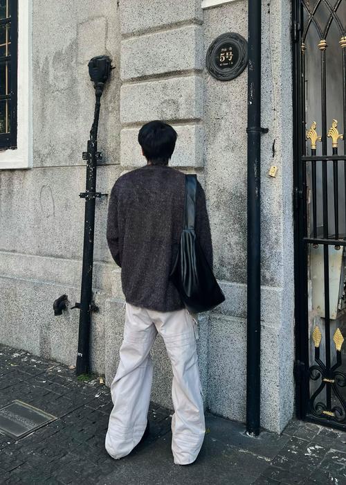 男大v领毛衣内搭怎么搭配