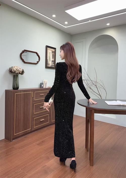 金丝绒连衣裙子怎么搭配