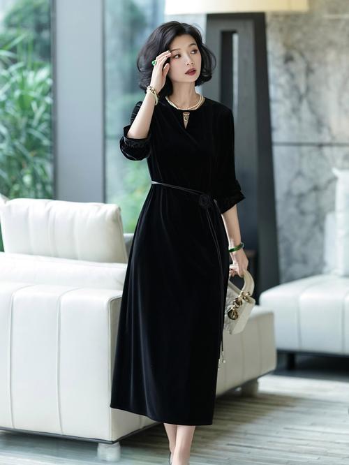 金丝绒连衣裙子怎么搭配