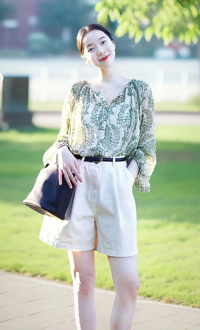 碎花半袖怎么搭配