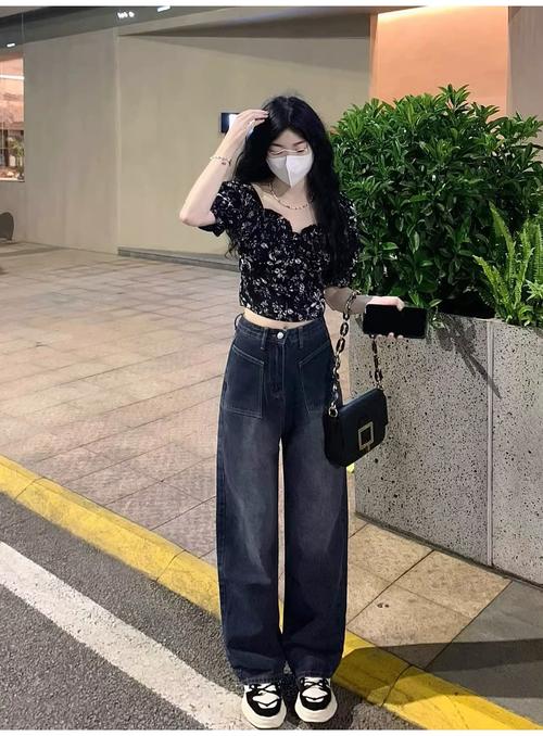 碎花半袖怎么搭配