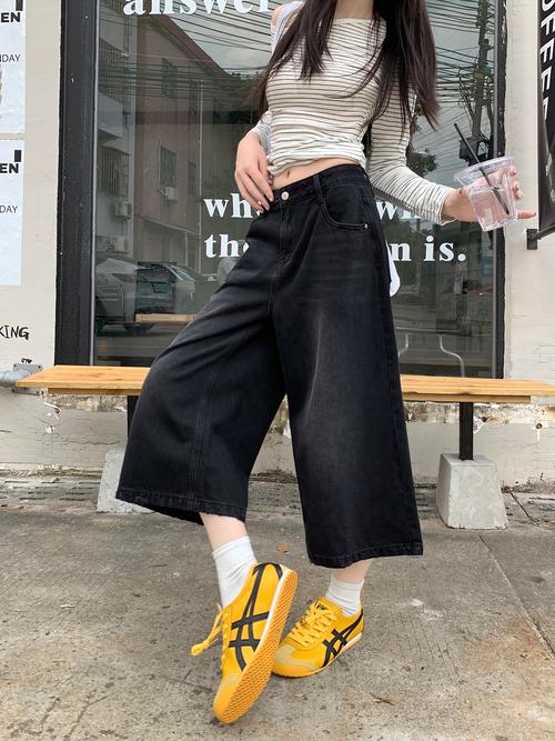 黑色七分裤怎么搭配好看