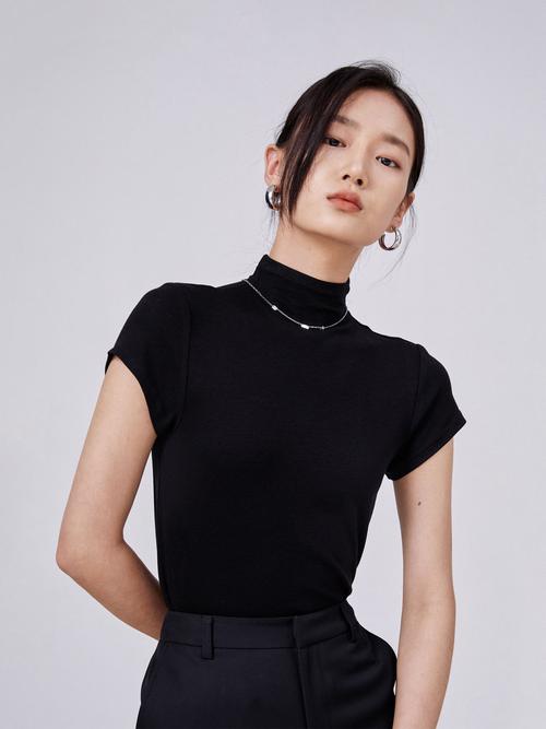 黑色高领t恤怎么搭配