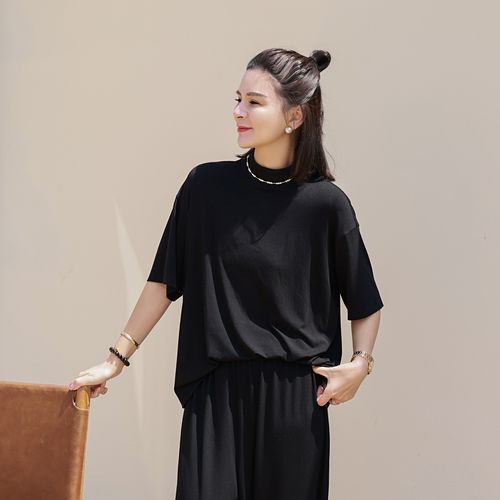 黑色高领t恤怎么搭配