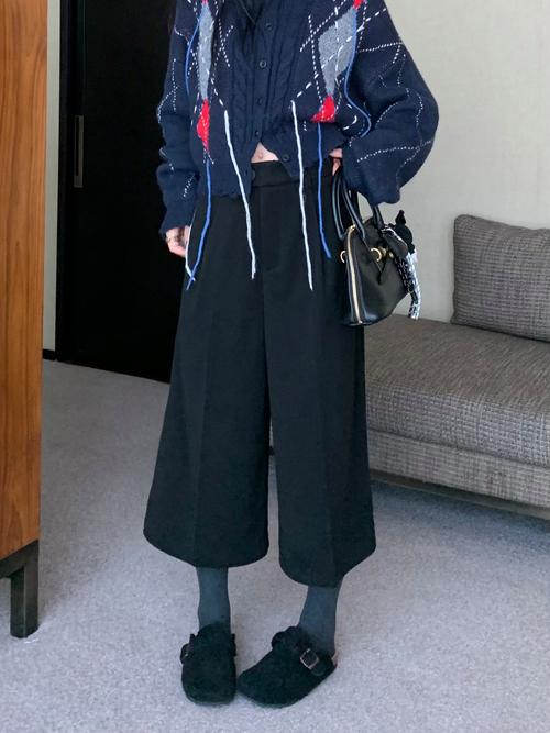 纯黑七分裤怎么搭配