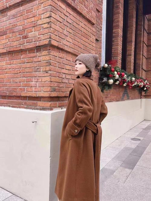 巧克力双面呢大衣怎么搭配