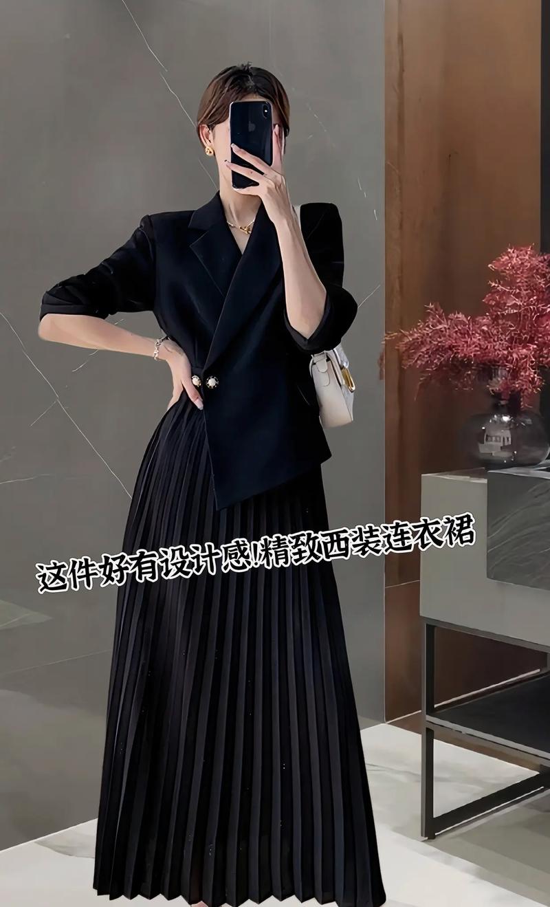黑色百褶裙搭配什么上衣