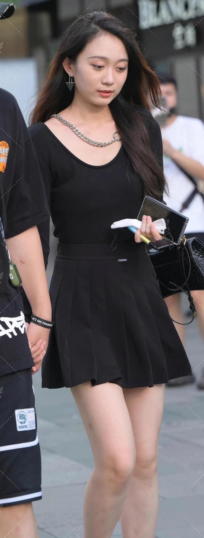 黑色百褶裙搭配什么上衣