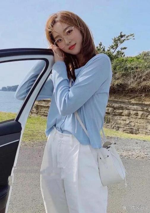 天蓝色裤子配什么上衣