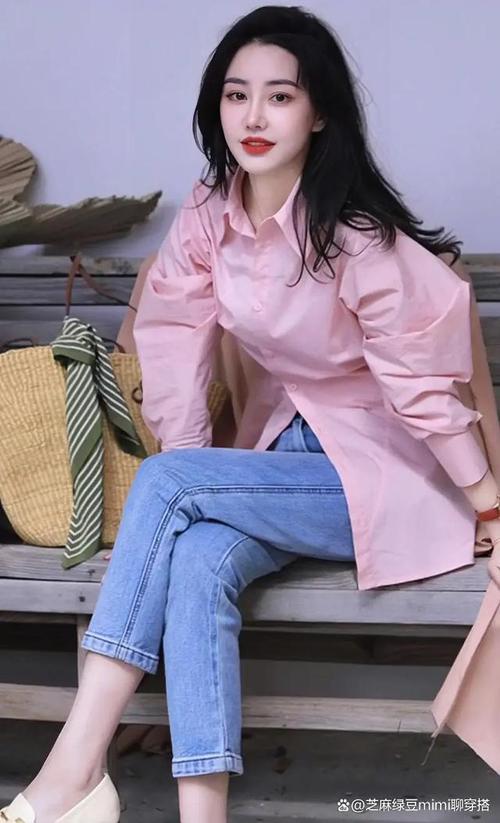 天蓝色裤子配什么上衣