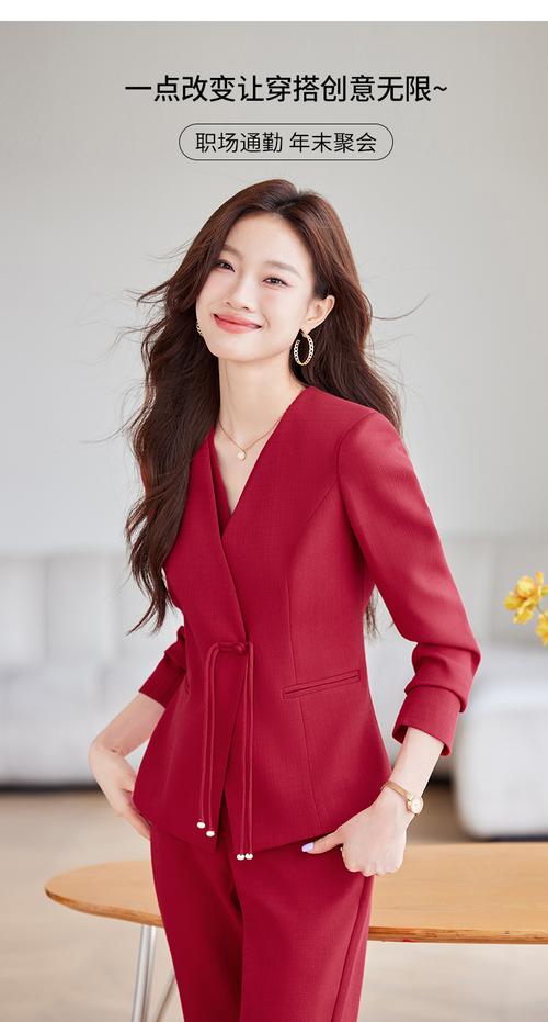 红色竖条纹西装外套怎么搭配