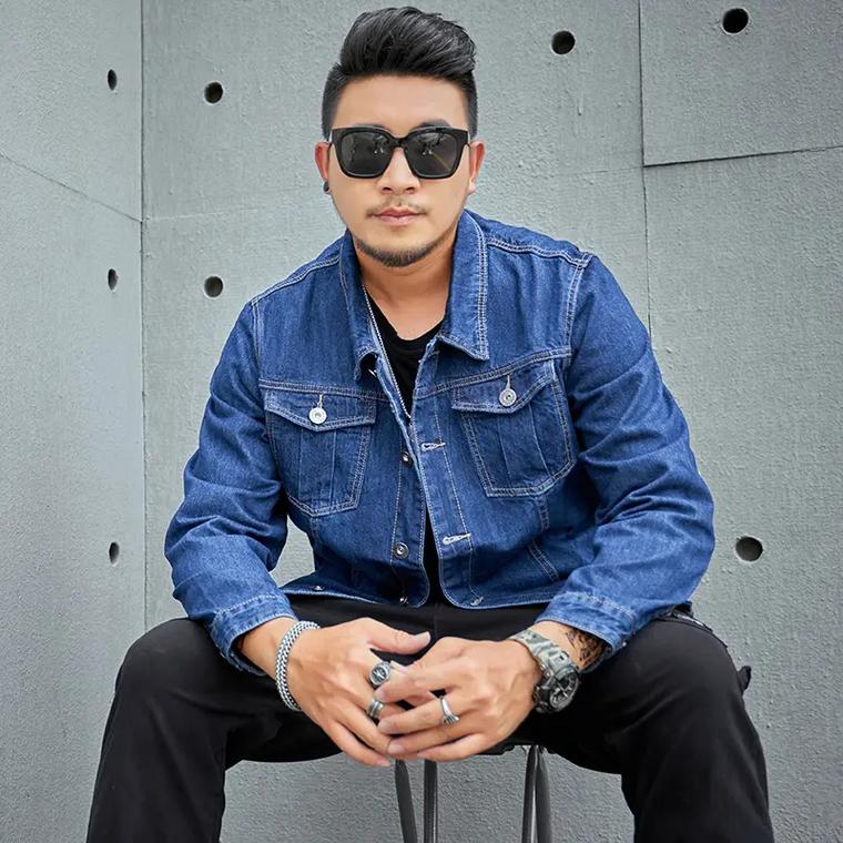 蓝色牛仔外套配什么裤子