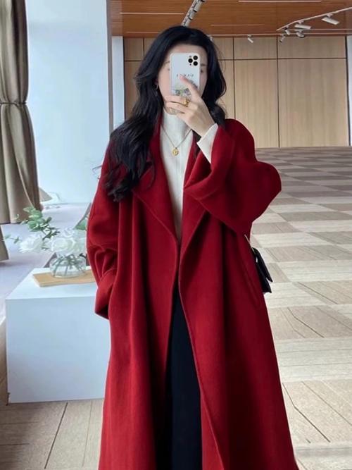 红色呢子大衣里面怎么搭配