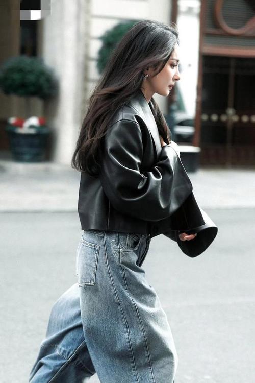 黑皮衣怎么搭配阔腿裤