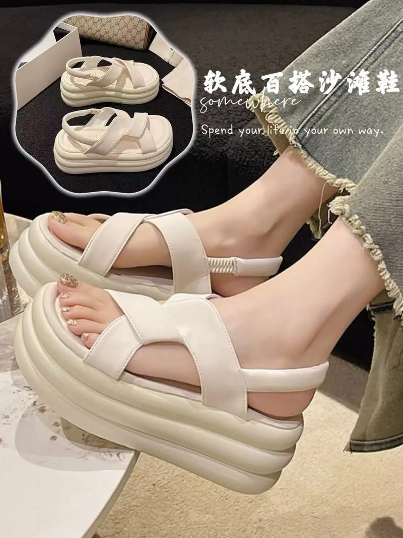 白色松糕底凉鞋怎么搭配裤子