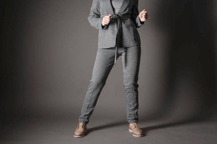 男生灰色上衣怎么搭配下身