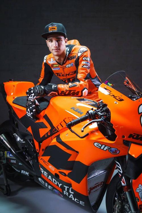 机车橙色皮草怎么搭配