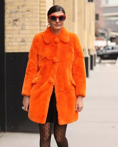 机车橙色皮草怎么搭配