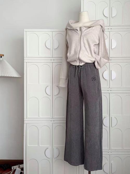 深灰色的体?怎么搭配裤子