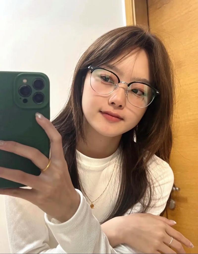 脸圆适合戴什么眼镜