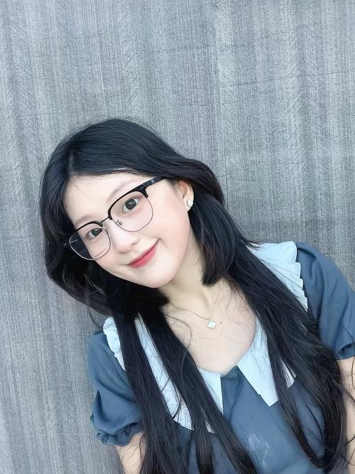 脸圆适合戴什么眼镜