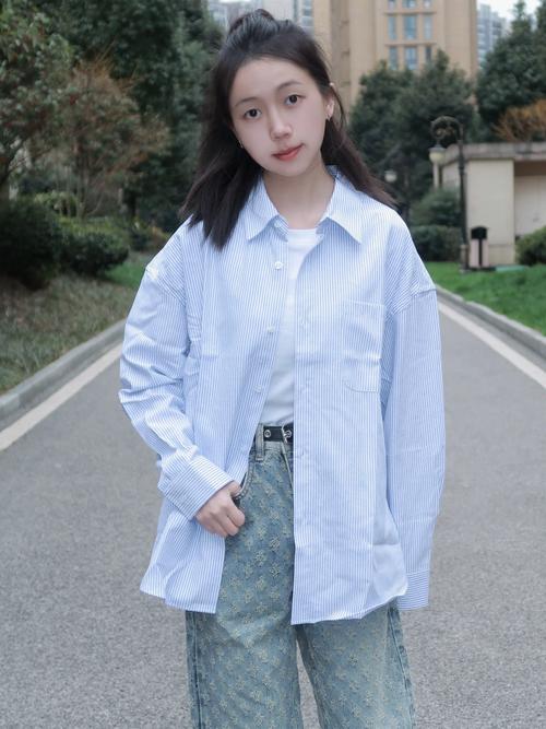 蓝色衬衫配什么颜色裤子