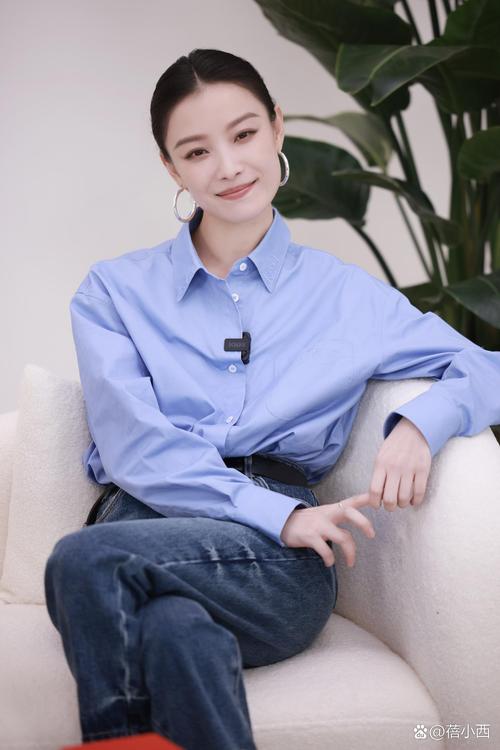 蓝色衬衫配什么颜色裤子