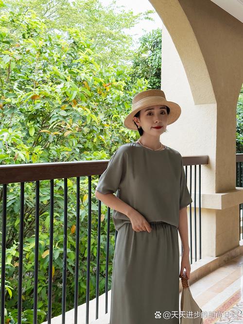 军绿色连衣服怎么搭配