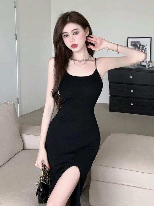 黑色吊带真丝长裙怎么搭配