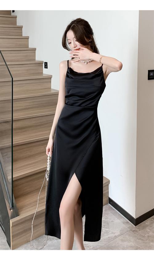 黑色吊带真丝长裙怎么搭配