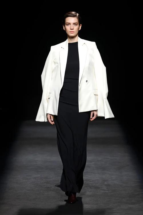 焦糖色白色黑色怎么搭配