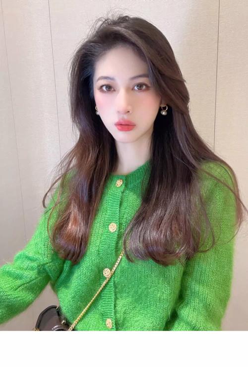 绿色中款外套怎么搭配