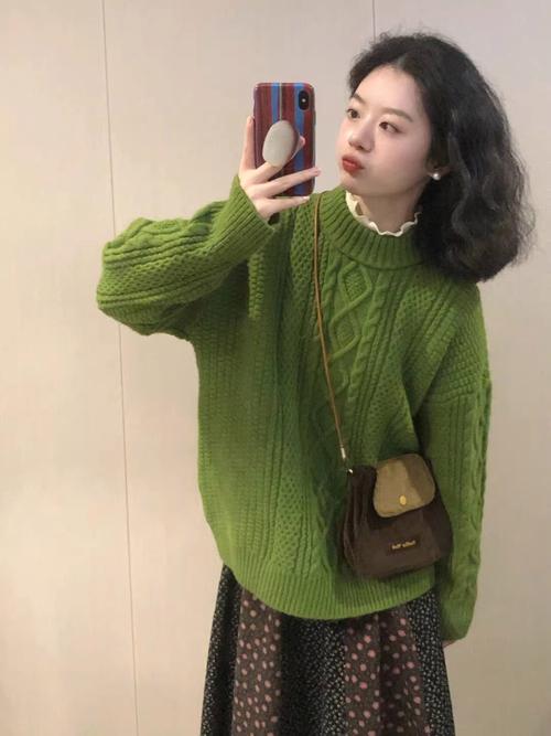 绿色中款外套怎么搭配