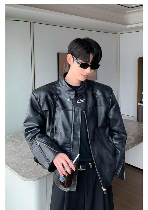 男生机车皮衣怎么搭配
